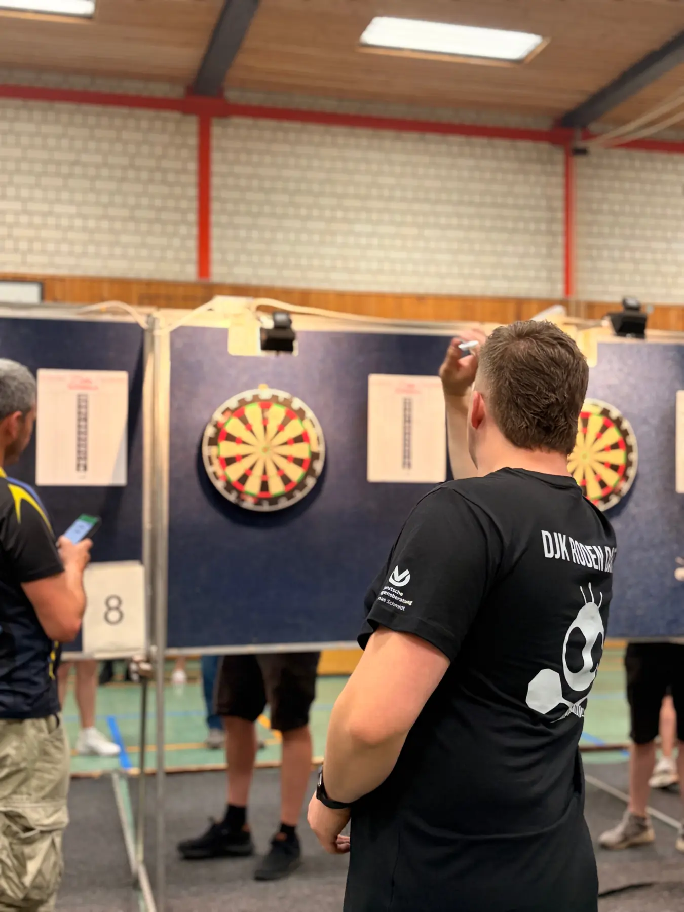 Spieler der DJK Roden am Dartboard