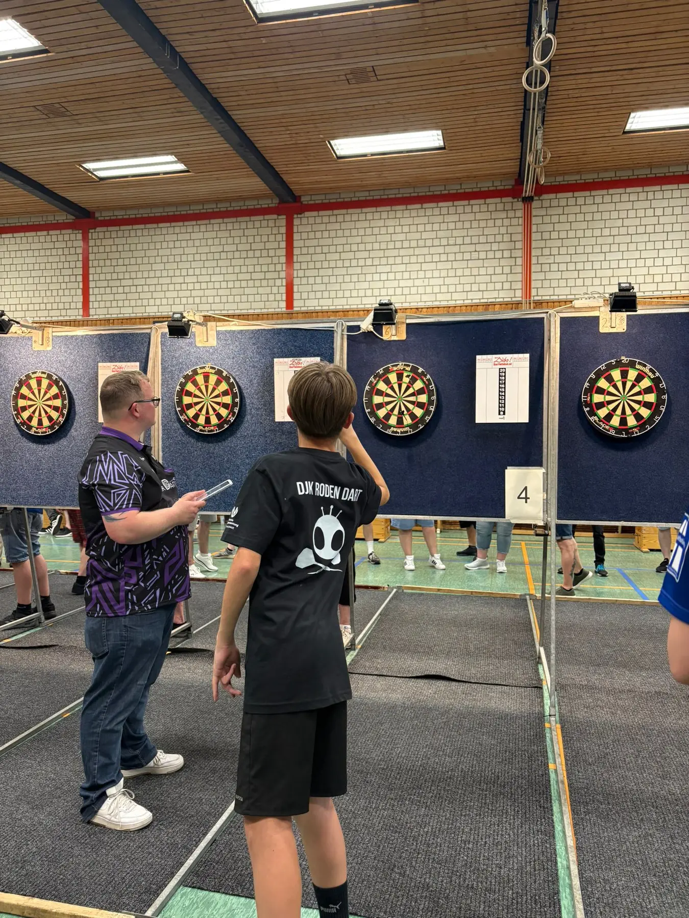 Dartspieler während eines Turniers